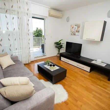 Fluid- Free Parking Apartment Split