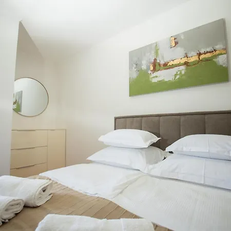 Fluid- Free Parking Apartment Split